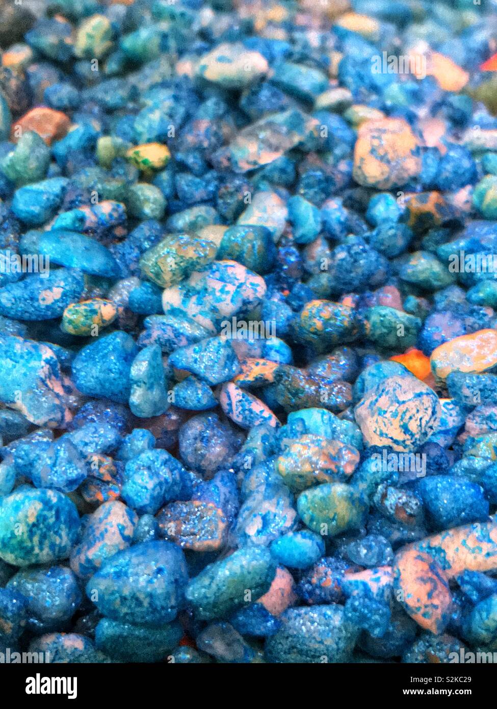 Les roches et cailloux peints en bleu. Banque D'Images