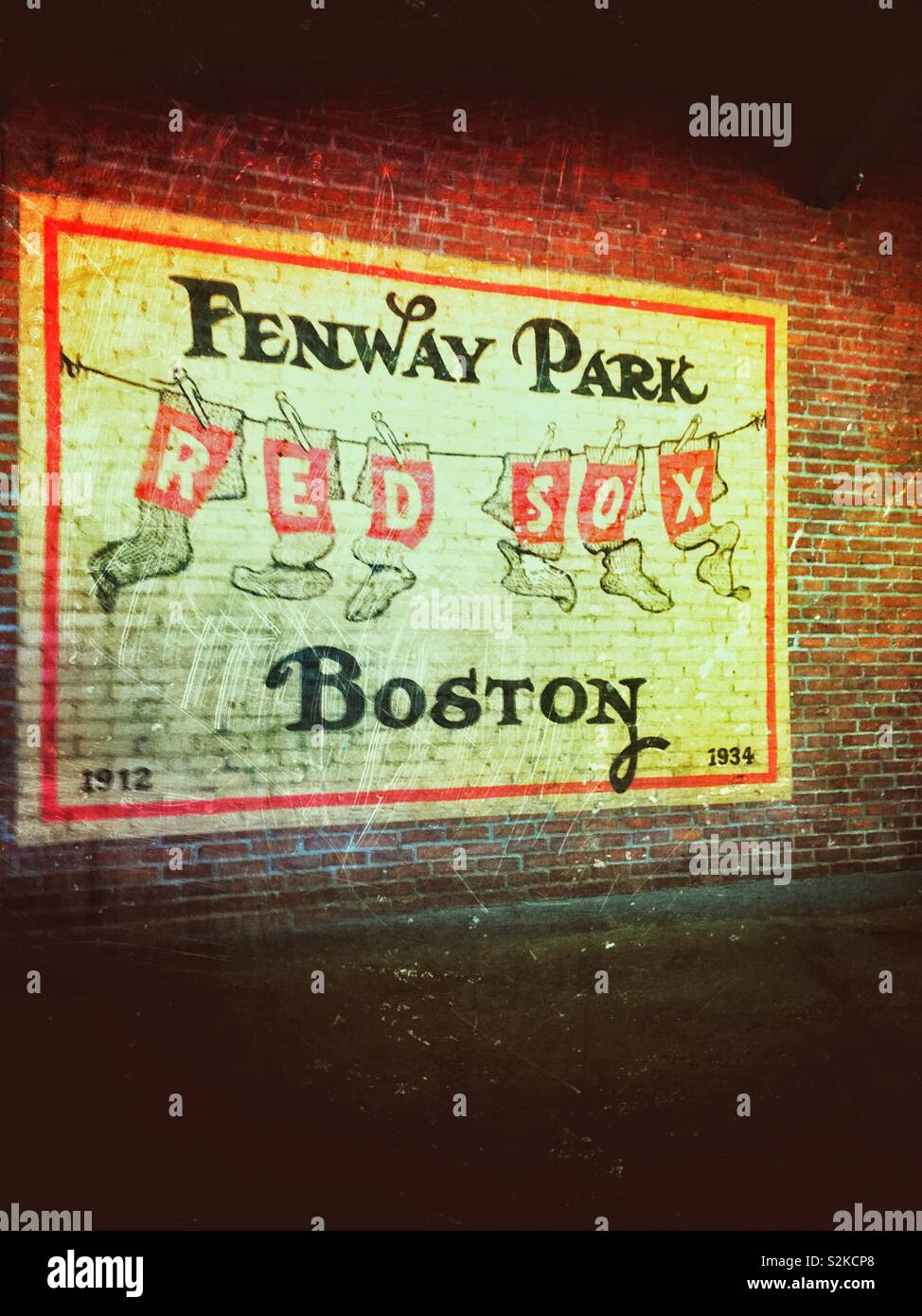 Distressed grunge image de Boston rouge Sox signe qui est peint sur le mur de brique rouge à Fenway Park - Image de stock capturée avec un smartphone