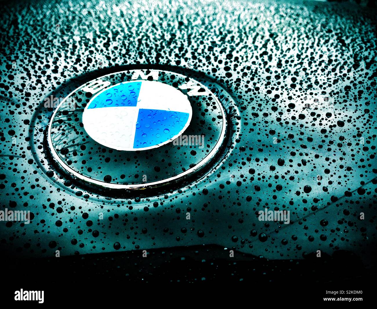 Jour de pluie avec logo capot BMW - Image de stock capturée avec un smartphone