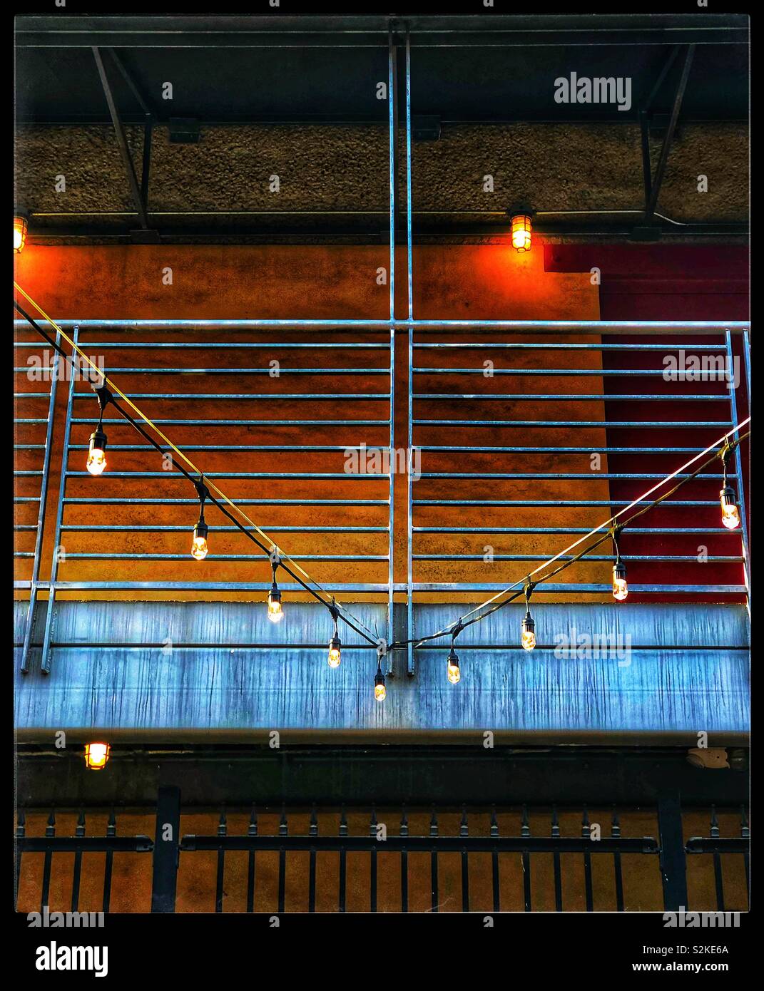 Balcon en aluminium, avec feux suspendus Banque D'Images