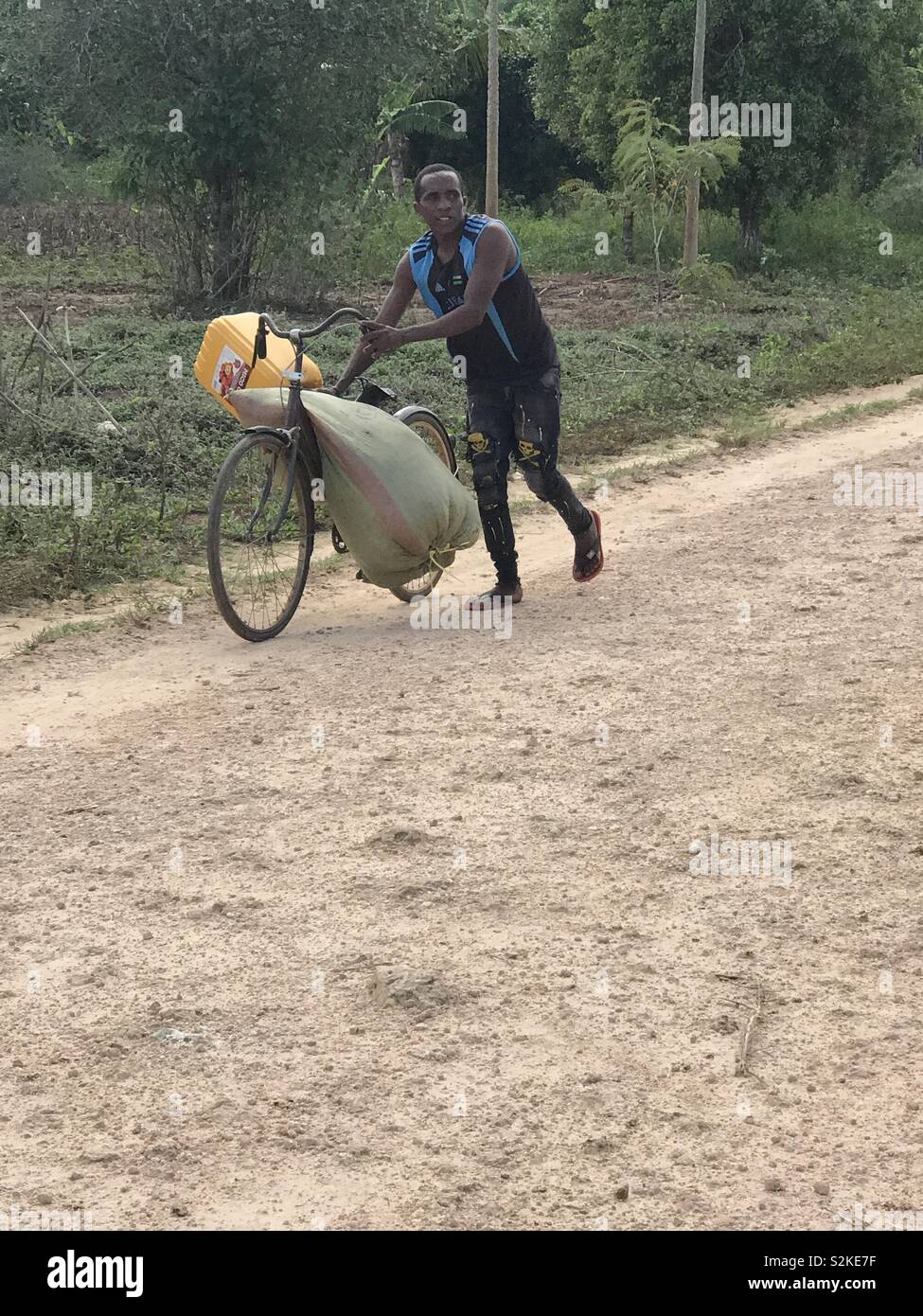 Une charge lourde sur un vélo Banque D'Images