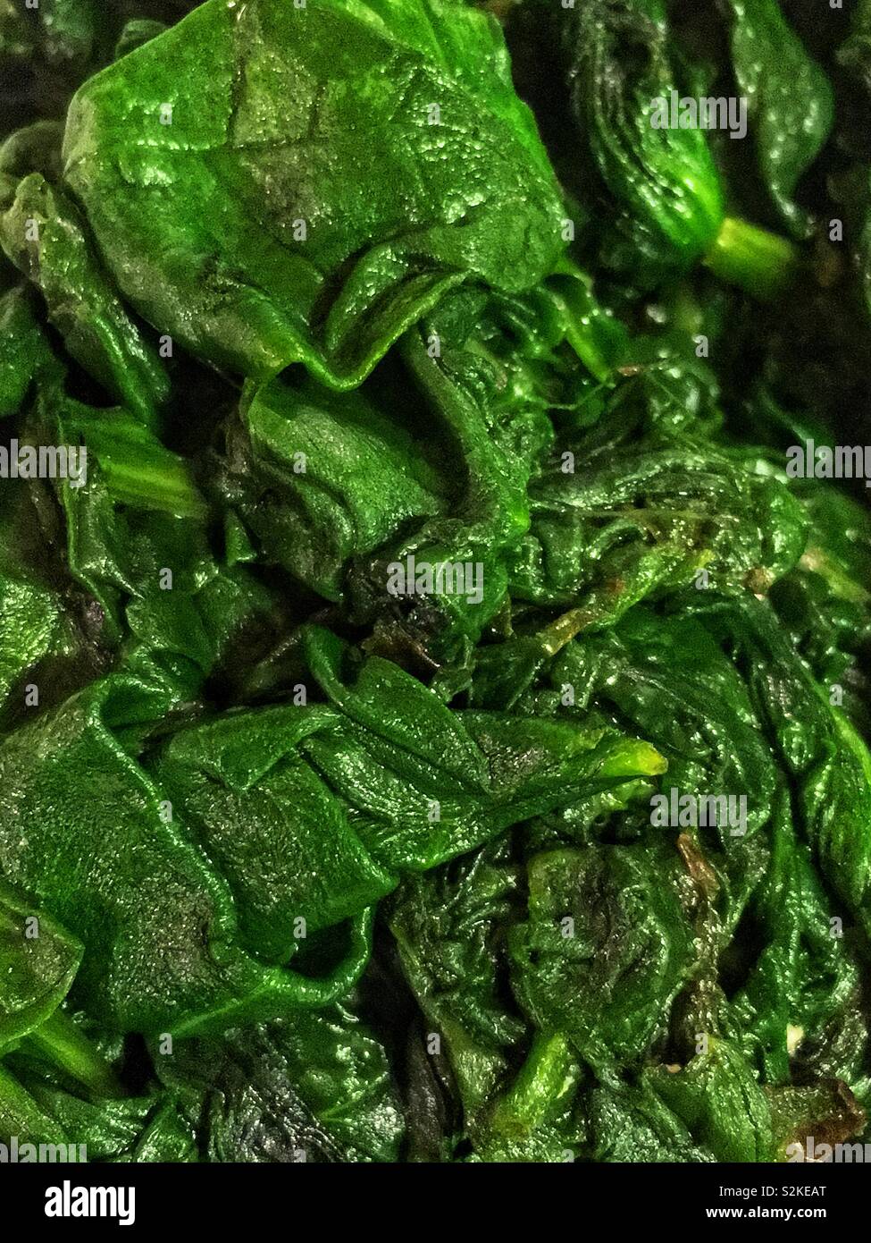 Image complète de produits frais délicieux et savoureux sauté d'épinards vert. Banque D'Images