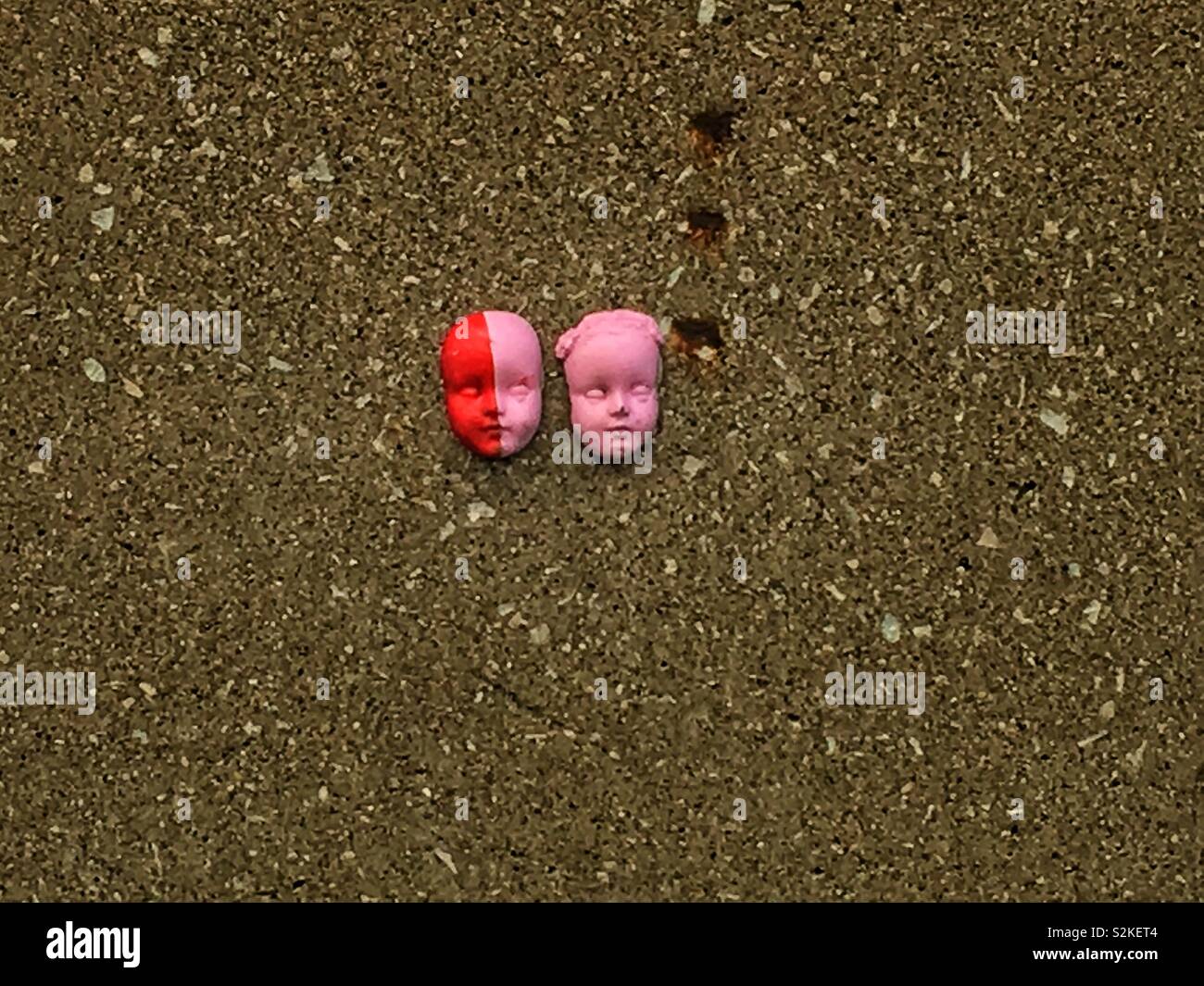 Deux visages de bébé rose et rouge collée sur un mur de béton au milieu de l'autoroute I94 à Chicago. Banque D'Images
