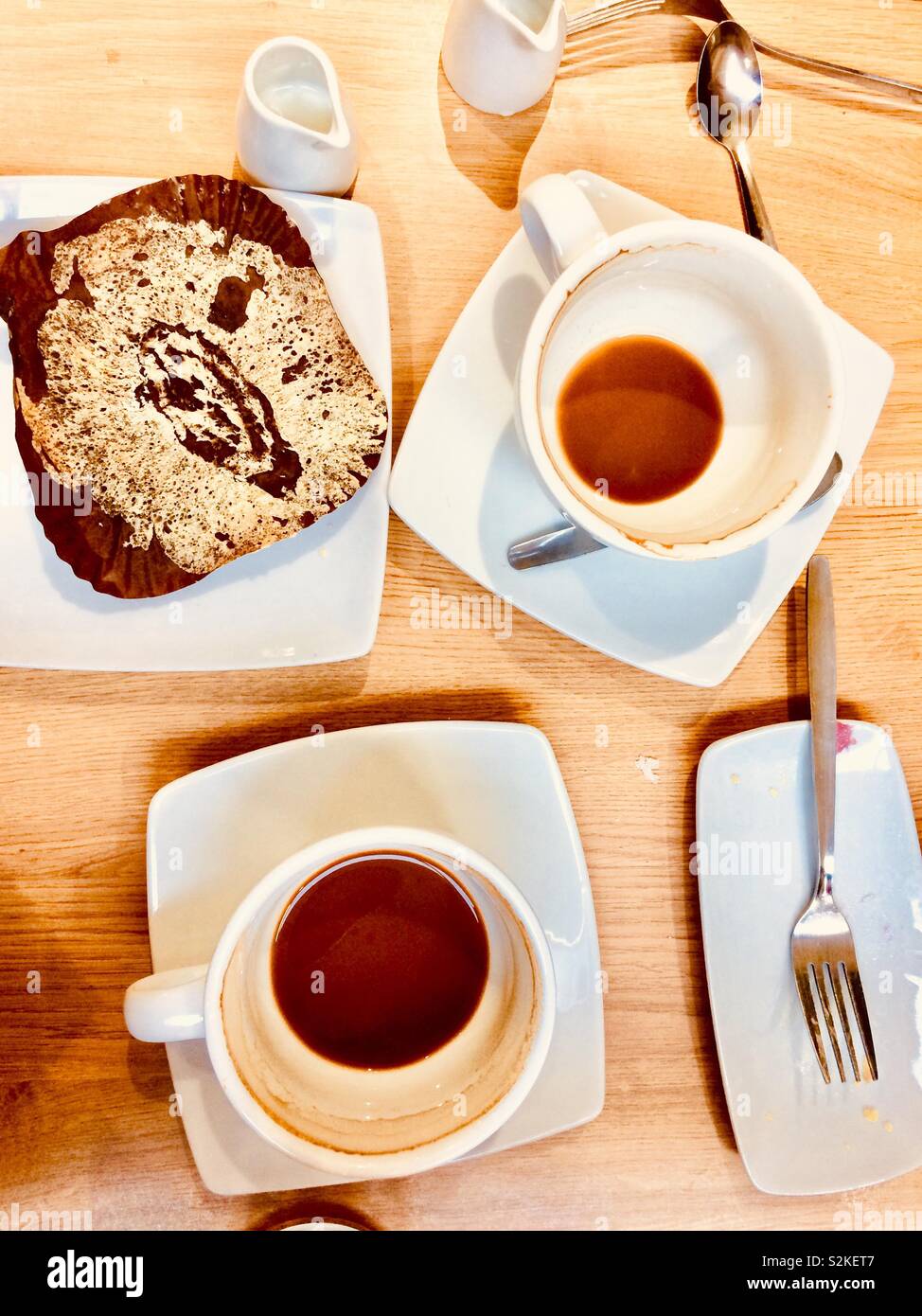 Fini avec café et gâteau Banque D'Images