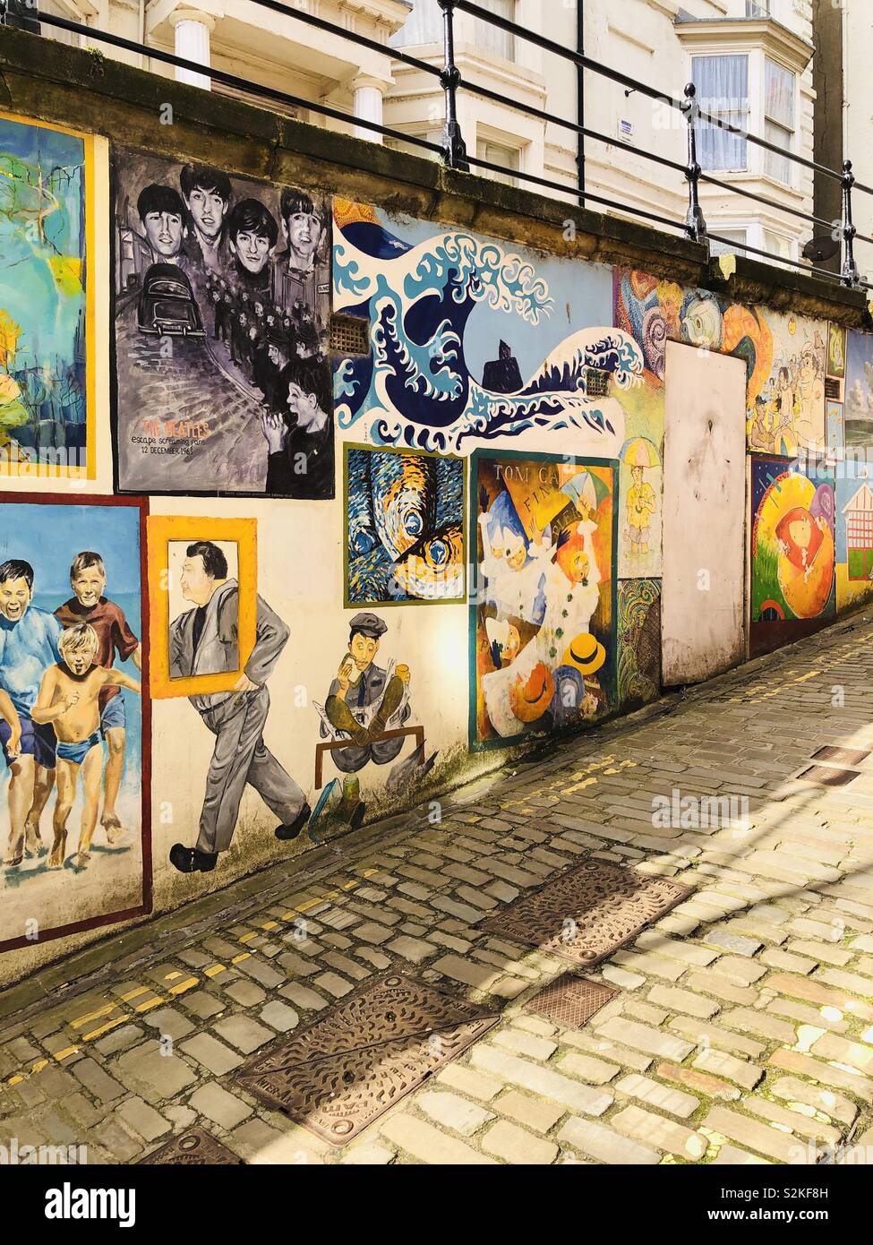 Rue Pavée, avec l'art de mur Banque D'Images