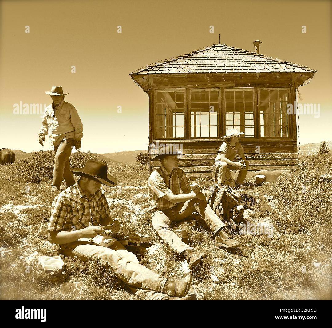 Wyoming Cowboys en faisant une pause à une montagne look out poster Banque D'Images