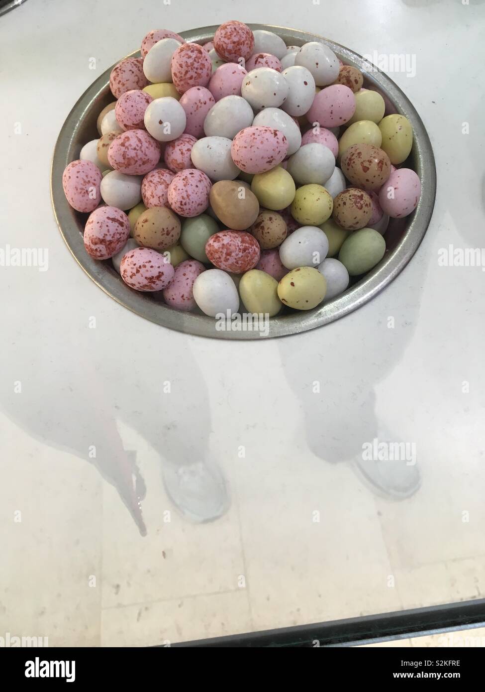 Petits œufs en chocolat dans un bol Banque D'Images