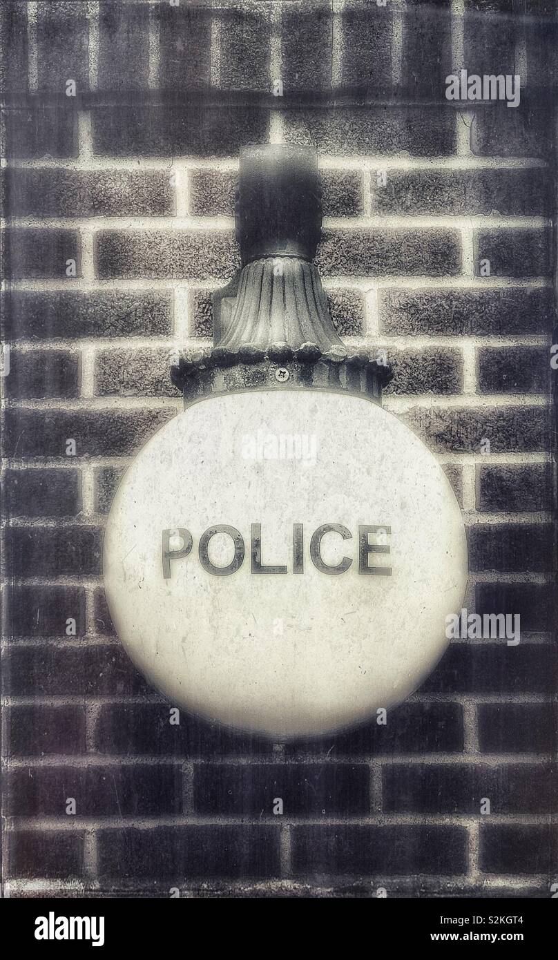 Vieille lanterne en dehors d'un poste de police - Image de stock capturée avec un smartphone