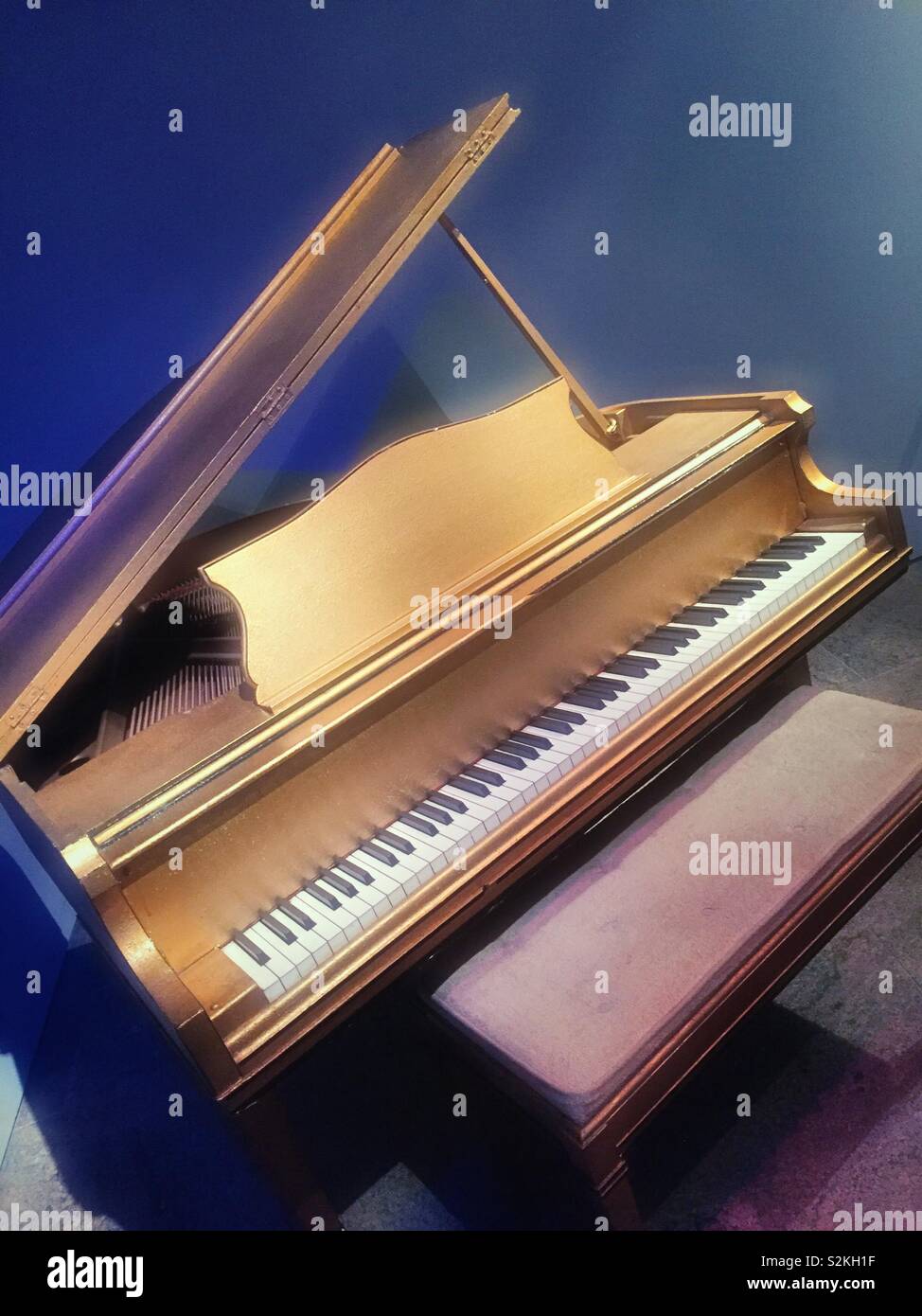 Piano utilisé par Jerry Lee Lewis d'enregistrer et d'effectuer dans les  années 1950, les instruments de rock 'n' roll exposition au Metropolitan  Museum of Art, New York, USA Photo Stock - Alamy