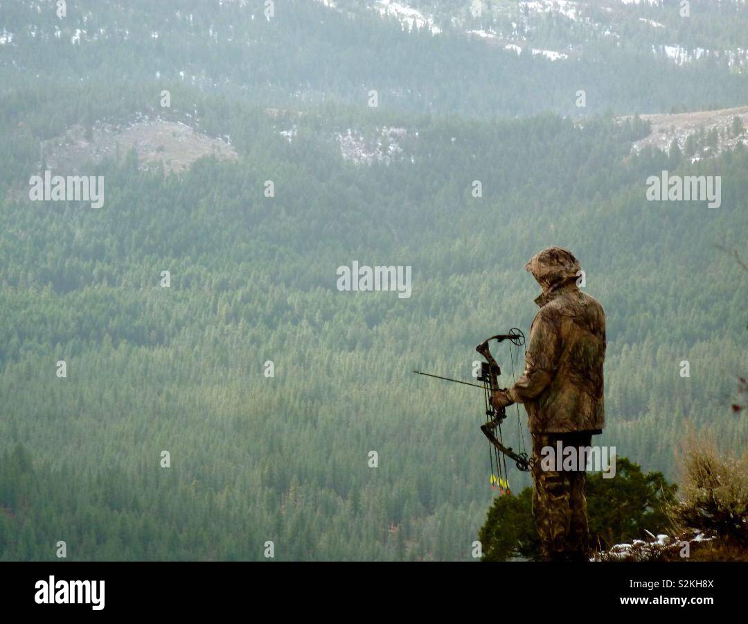 Les jeunes peuplements sont à la chasse à l'arc sur la montagne précipice jeu scoutisme Banque D'Images