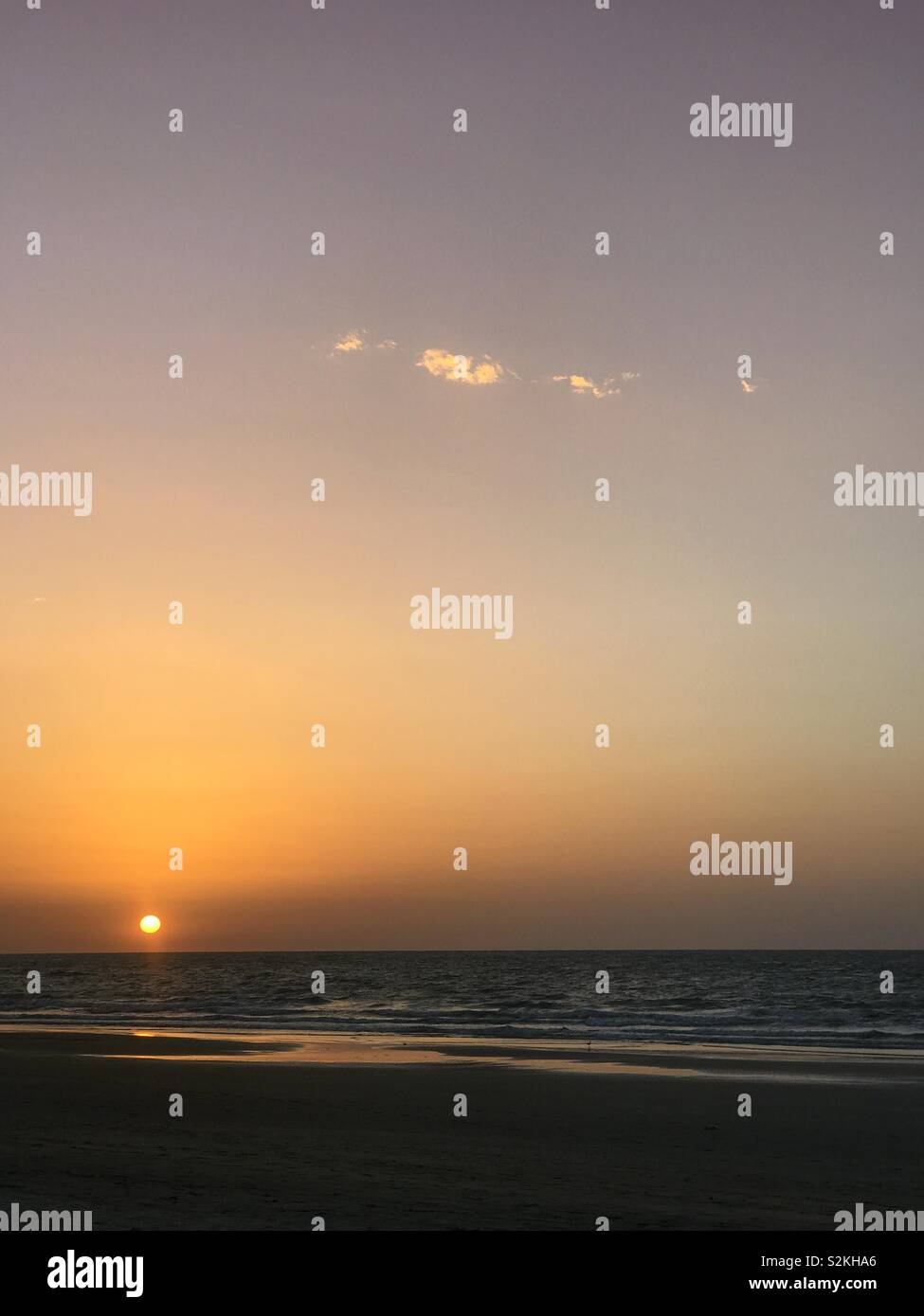 Coucher du soleil en Gambie à partir de la plage et sur la mer. Banque D'Images