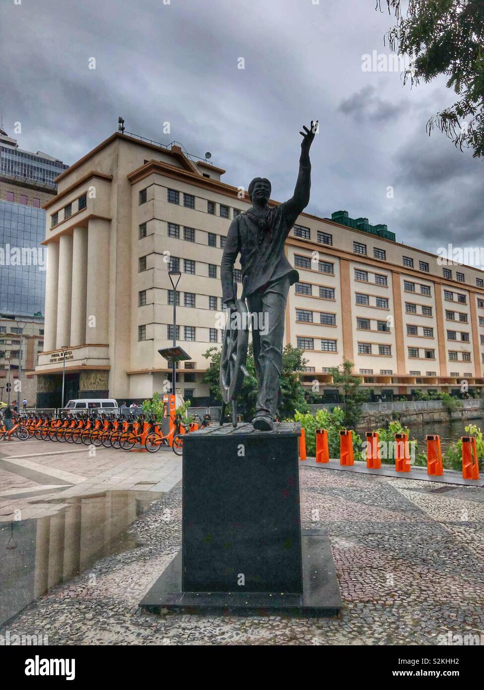 Un monument dédié aux marins dans le centre-ville de Rio de Janeiro, Brésil. - Image de stock capturée avec un smartphone