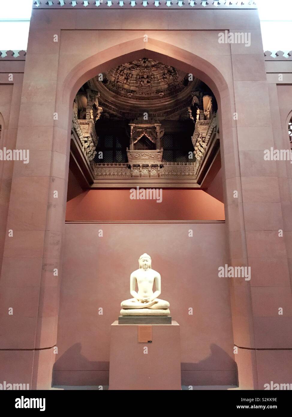 Statue de Bouddha dans l'aile d'art asiatique du Metropolitan Museum of Art, New York, USA - Image de stock capturée avec un smartphone