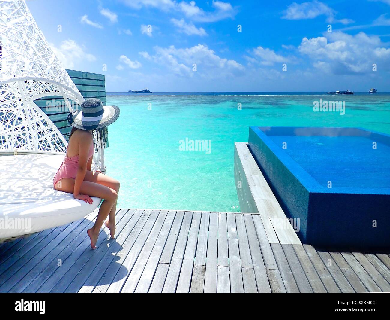 Femme en profitant du soleil et vue sur l'océan Banque D'Images