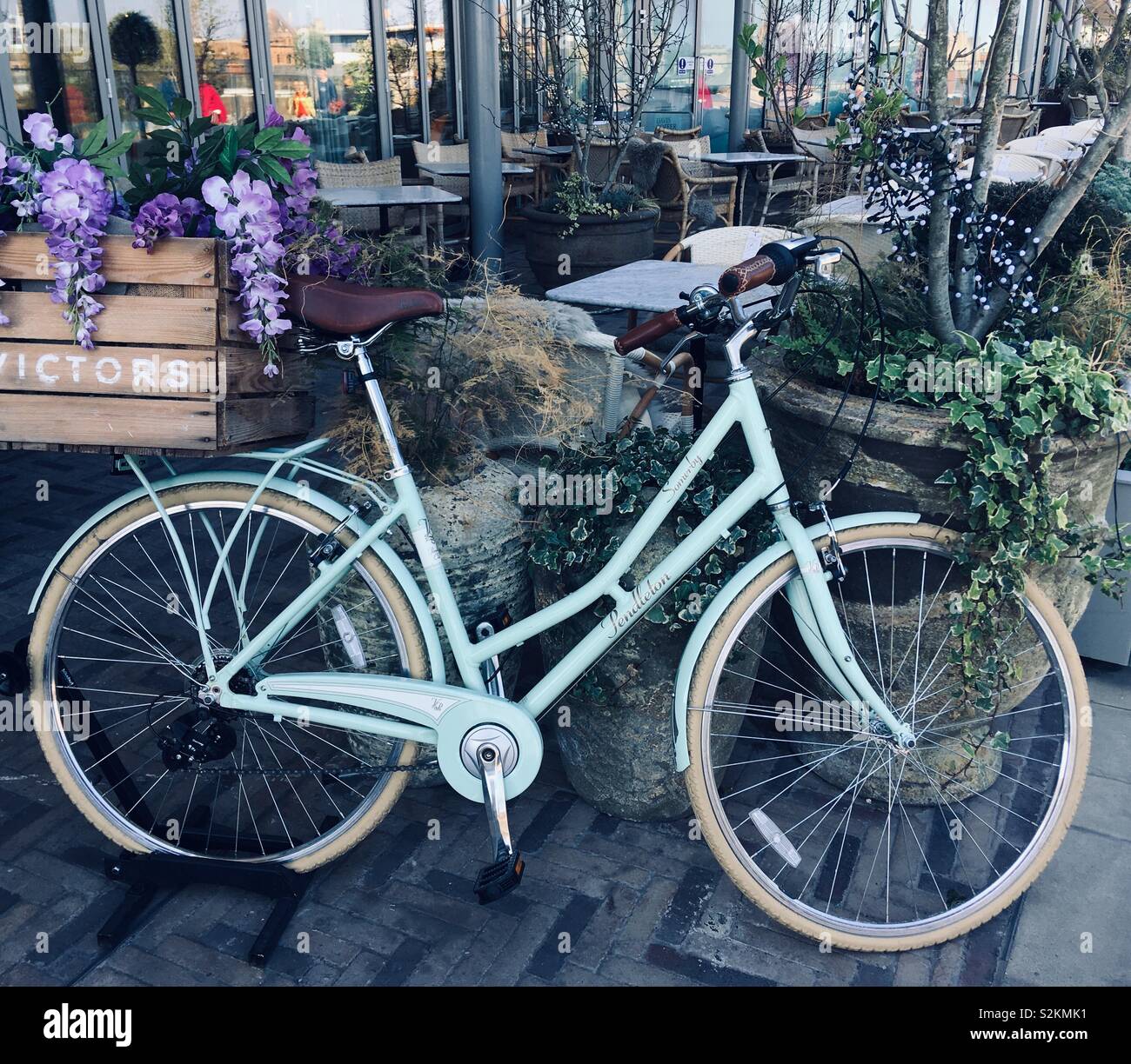 Vélo Vintage avec fleurs et en bois Panier Caisse Banque D'Images