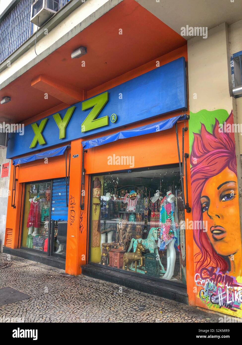 Street art sur le mur à côté d'un magasin de vêtements à Rio de Janeiro,  Brésil Photo Stock - Alamy