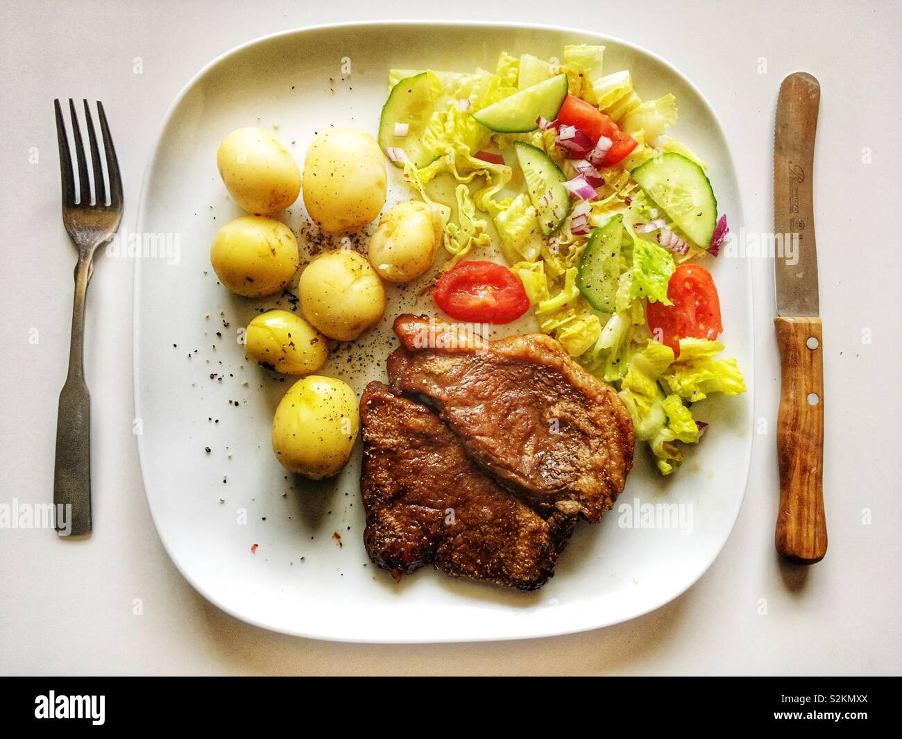 Aberdeen Angus pavé de rumsteak, pommes de terre et salade - Image de stock capturée avec un smartphone