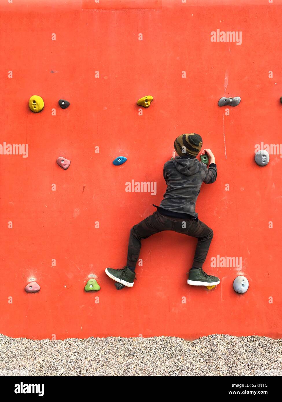 Un garçon de neuf ans sur le mur d'escalade dans le Queen Elizabeth Olympic Park, Stratford, London, Angleterre, Royaume-Uni. Banque D'Images