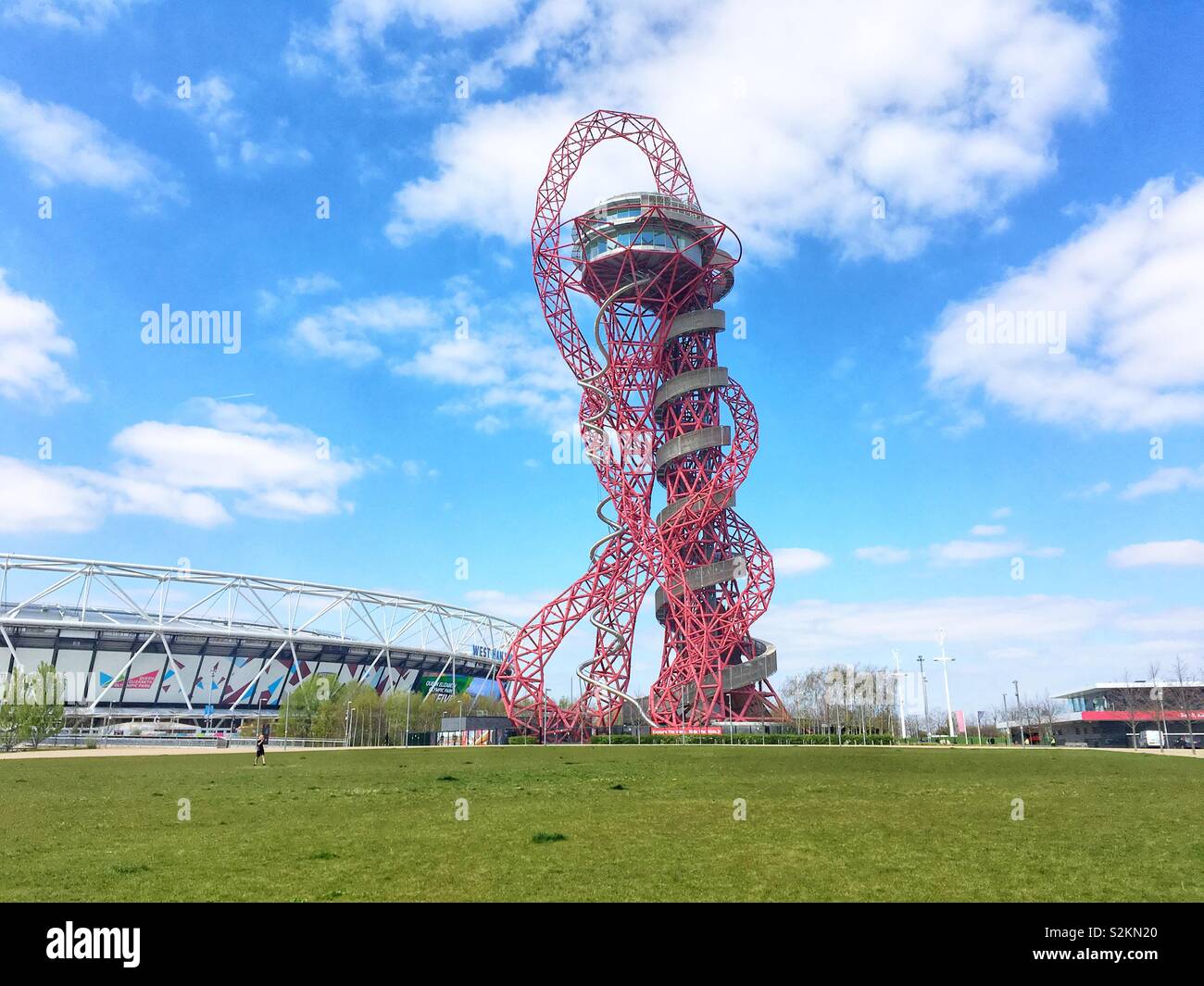 L'orbite d'ArcelorMittal 114,5 mètres de haut de la sculpture et tour d'observation et les glisser dans le Parc Olympique Queen Elizabeth à Stratford, Londres, Angleterre, Royaume-Uni. Banque D'Images