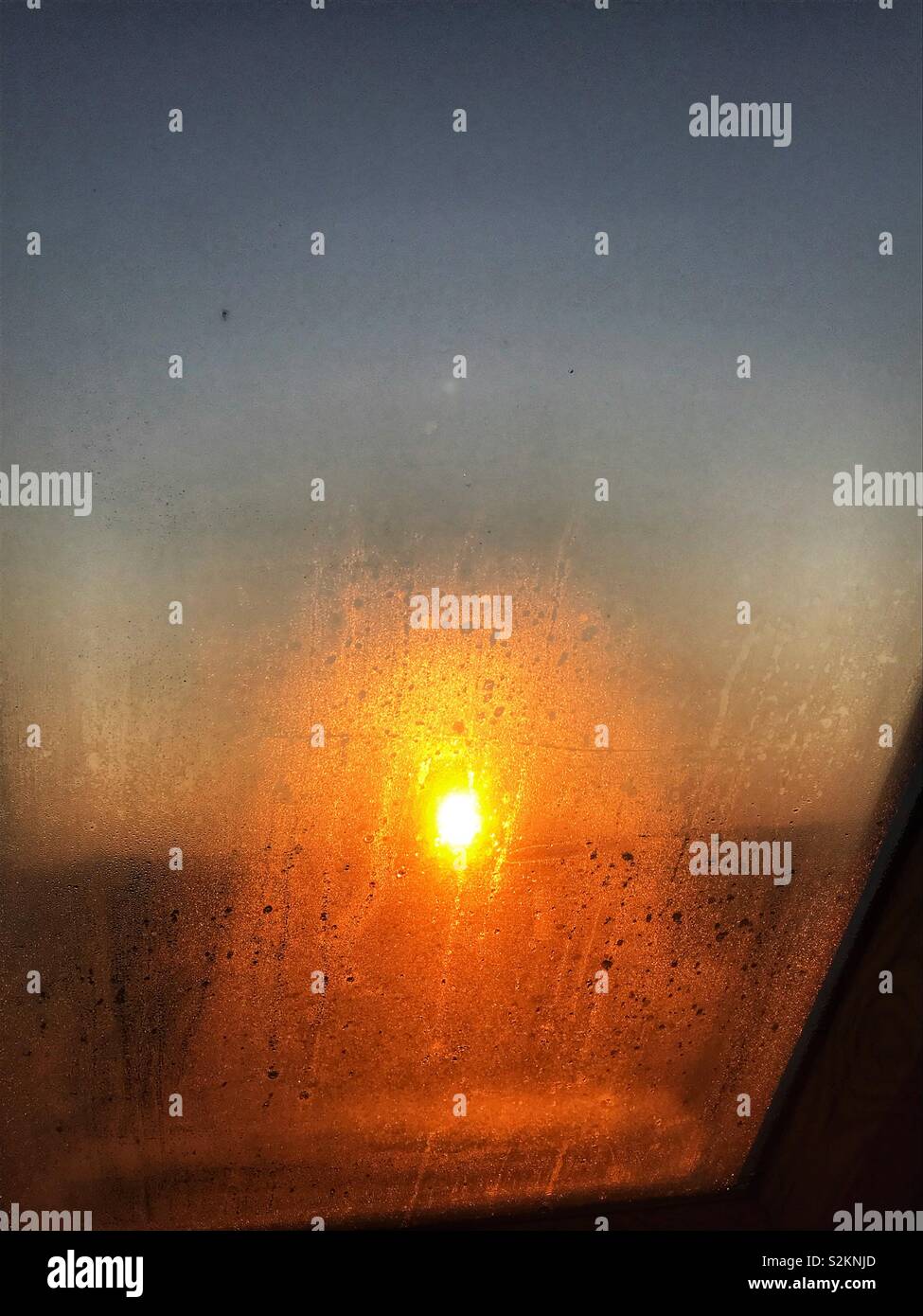 Lever du soleil à travers la fenêtre de salle de bains Banque D'Images