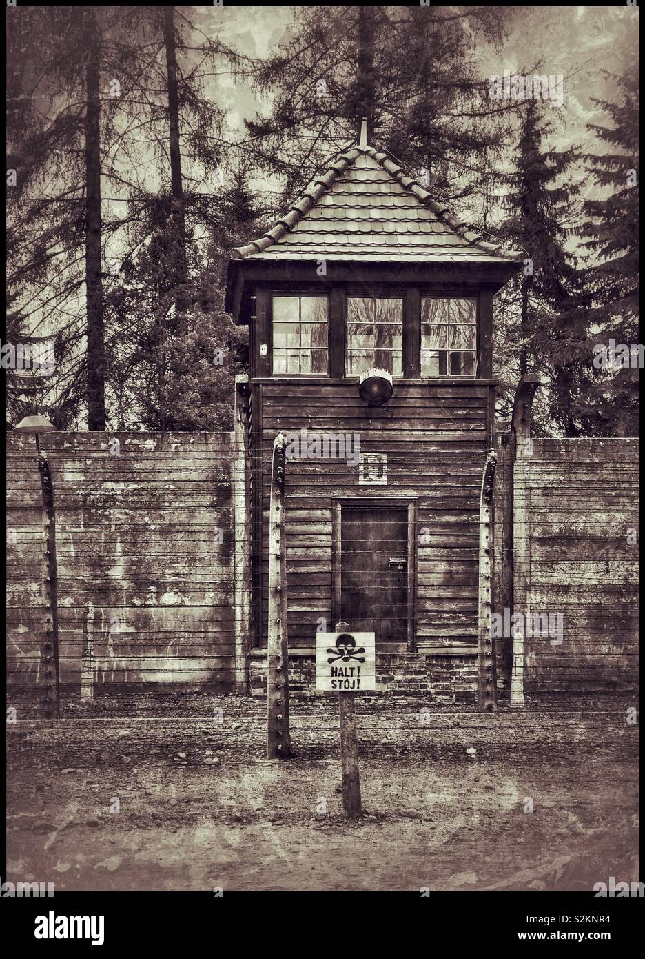 Un effet grunge de l'image 1 de la Tours de garde et la clôture électrique au camp de concentration Nazi Auschwitz en Pologne. Un site de génocide PENDANT LA SECONDE GUERRE MONDIALE. Maintenant un musée mémorial & World Heritage Site. Banque D'Images