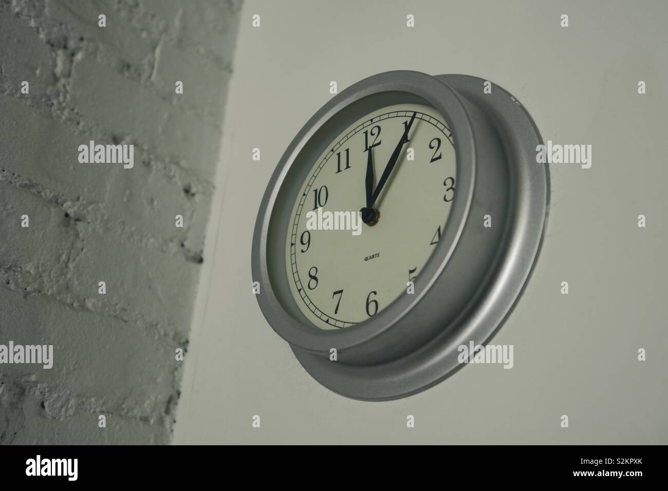 12:05 horloge analogique sur Banque D'Images