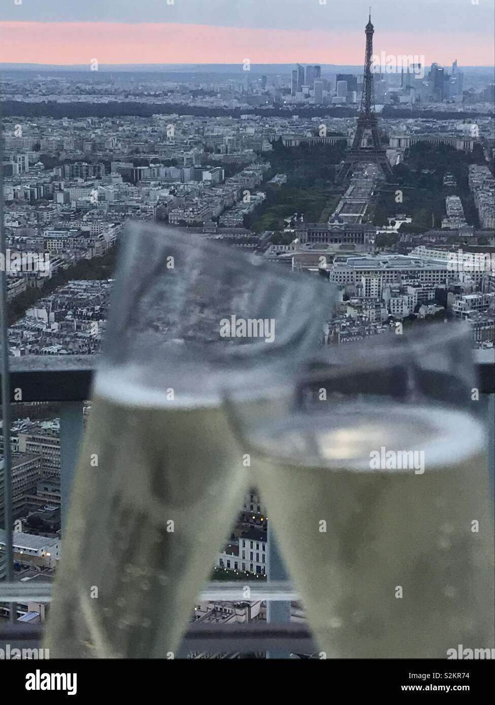 Boire du champagne au sommet de la Tour Montparnasse à Paris Photo Stock -  Alamy