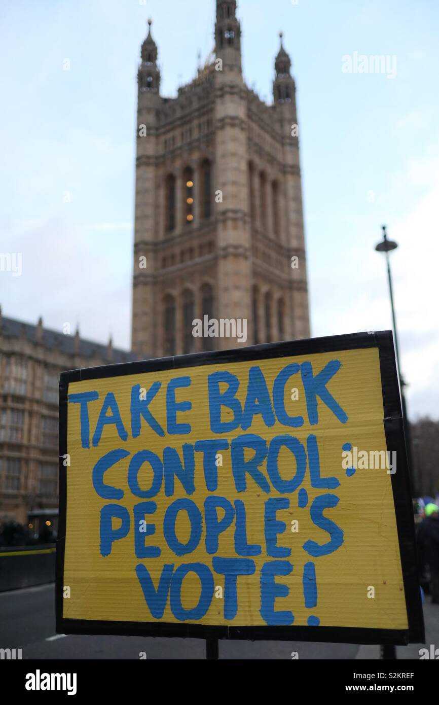 Brexit affiche à l'extérieur de la Maison du Parlement à Westminster, Londres. Placé par un reste a déclaré "reprendre le contrôle : vote du peuple !" Banque D'Images