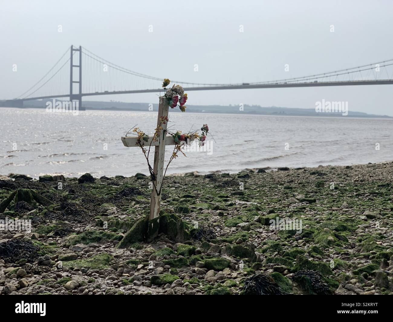 Une croix en bois se trouve dans la boue sur la rive nord de la rivière Humber comme un mémorial à cours des événements tragiques qui ont eu lieu sur la rivière. À marée haute la croix est couvert et a révélé à nouveau à marée basse. Banque D'Images