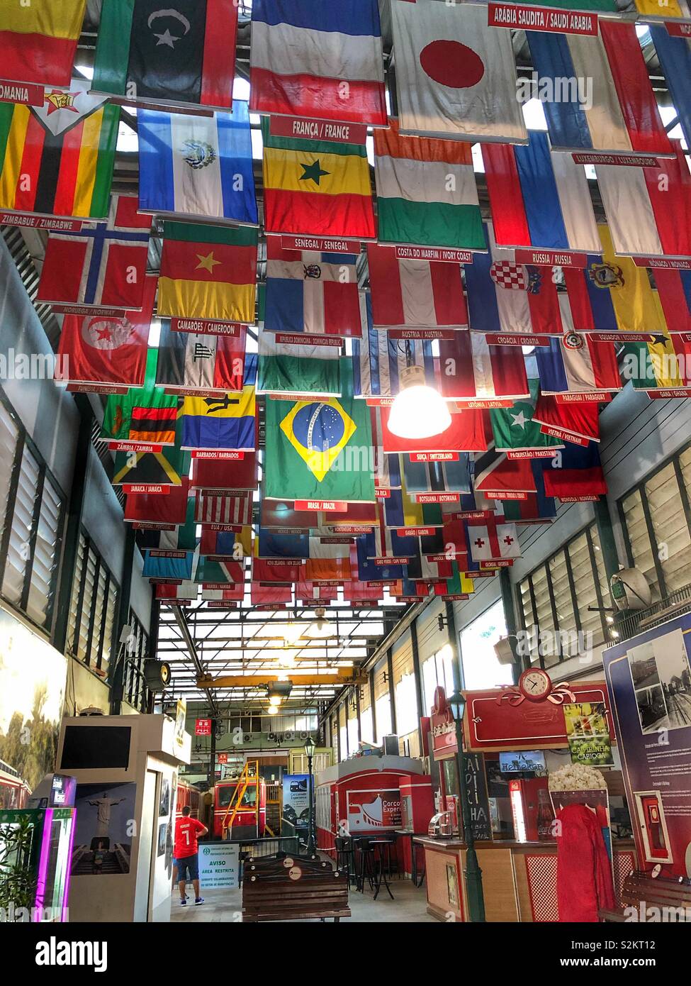 Rangées de drapeaux internationaux accroché dans l'entrée d'une station de tram à Rio de Janeiro, Brésil. Banque D'Images