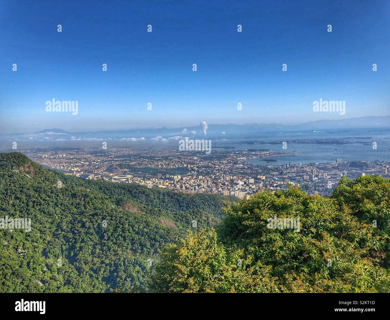 Une vue de Rio de Janeiro du haut d'une montagne. Banque D'Images