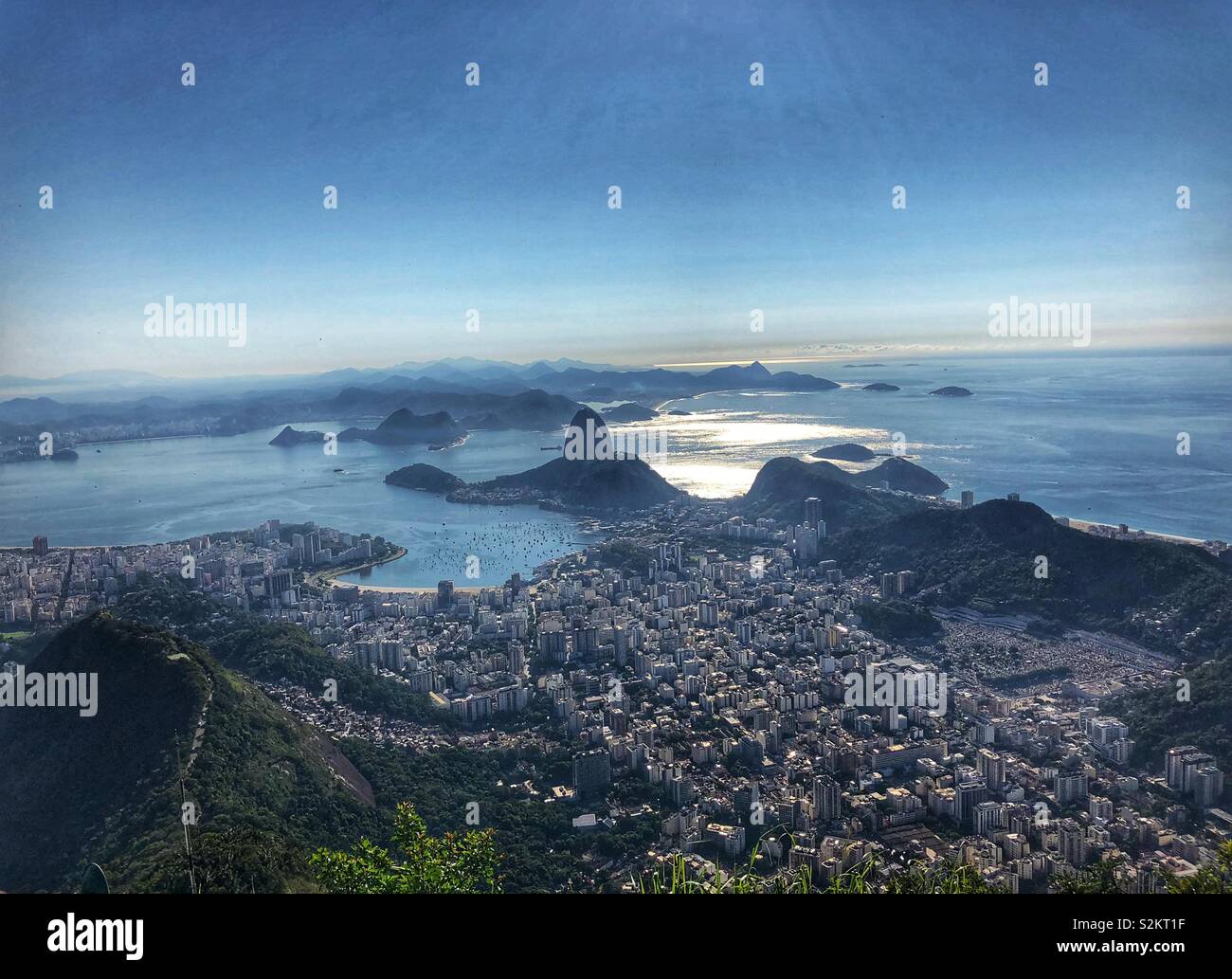 Une vue de Rio de Janeiro et Sugarloaf Mountain de Corcovado. Banque D'Images