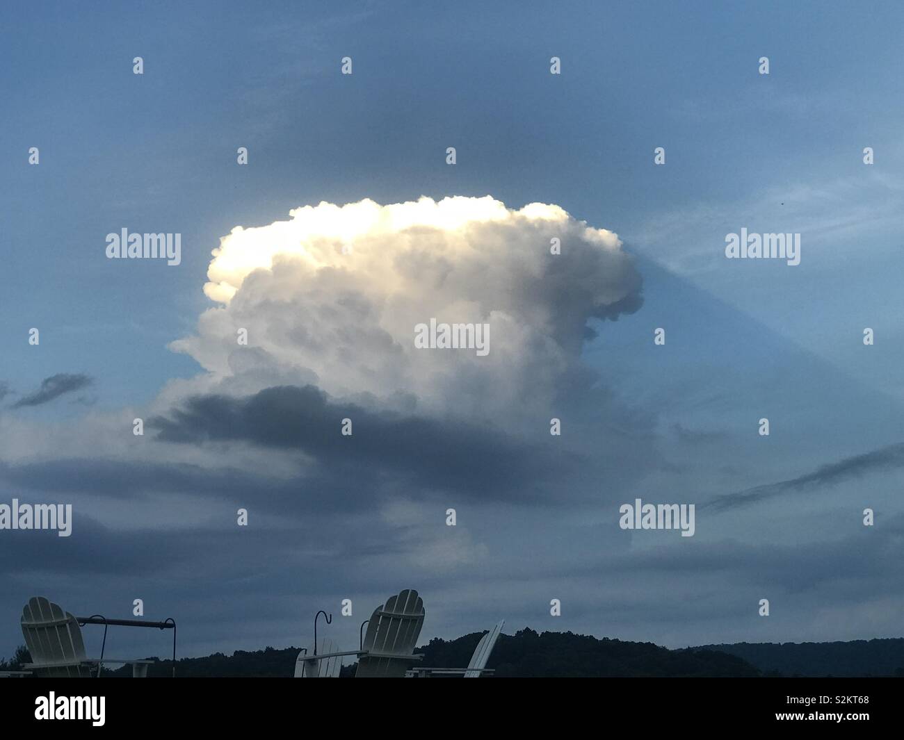 Storm cloud passant par baignés de soleil. Banque D'Images