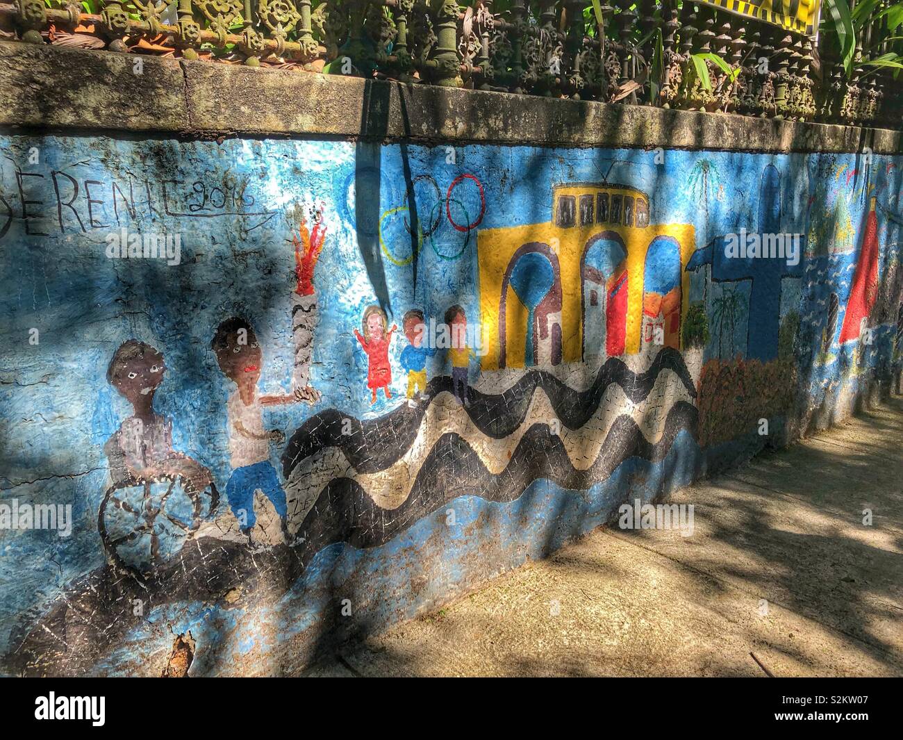 Les murales peintes par les enfants dans un quartier de Rio de Janeiro, Brésil. Banque D'Images