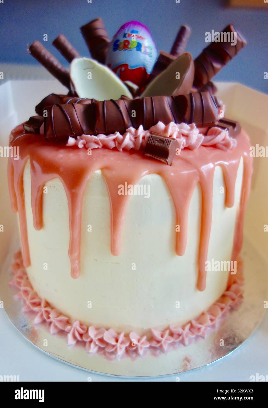 Kinder Bueno Gateau Anniversaire Drip Photo Stock Alamy Kinder Bueno Gateau Anniversaire Drip Photo Stock Alamy