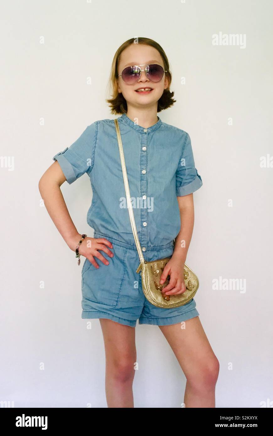 Portrait d'un enfant de sexe féminin avec des lunettes de soleil sur l'air d'un modèle Banque D'Images