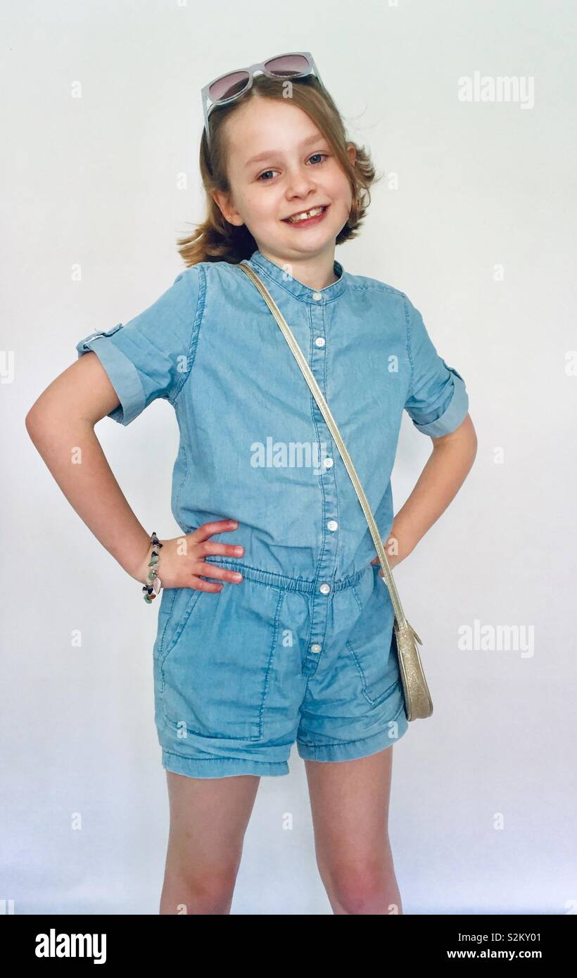 Jeune fille posant pour une photo sur un fond blanc Banque D'Images