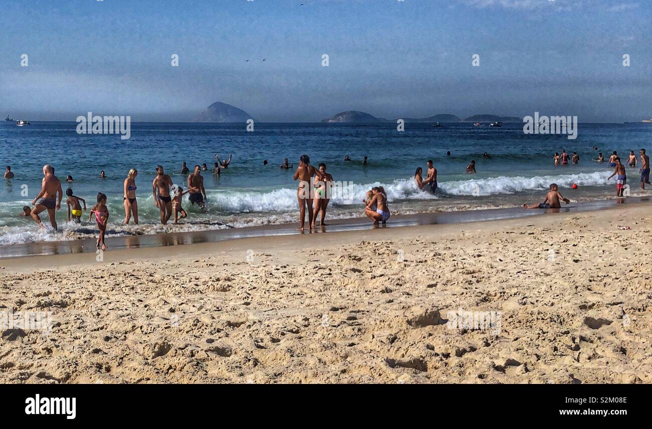 Les gens profiter d'une journée à la plage de Copacabana, Rio de Janeiro, Brésil. Banque D'Images