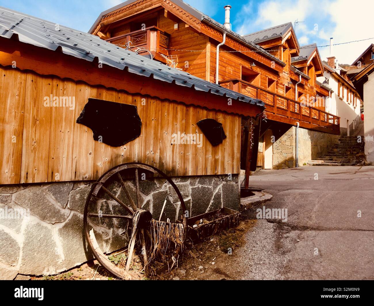 Village de montagne rustique, à l'Alpe d'Huez, France Banque D'Images