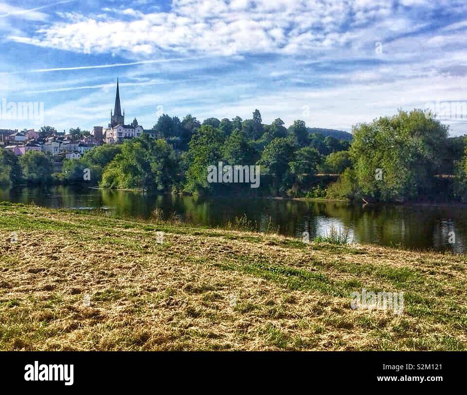 Voir à partir d'un champ sur la rivière Wye à Ross-on-Wye dans le Herefordshire Banque D'Images