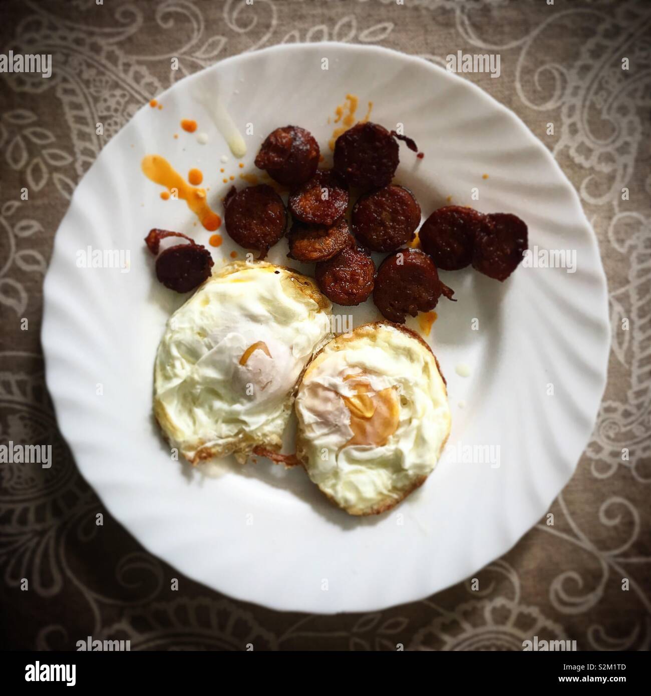 Des œufs au plat naturel et chorizo espagnol dans une maison en Prado del Rey, La Sierra de Grazalema, Cádiz, Espagne Banque D'Images