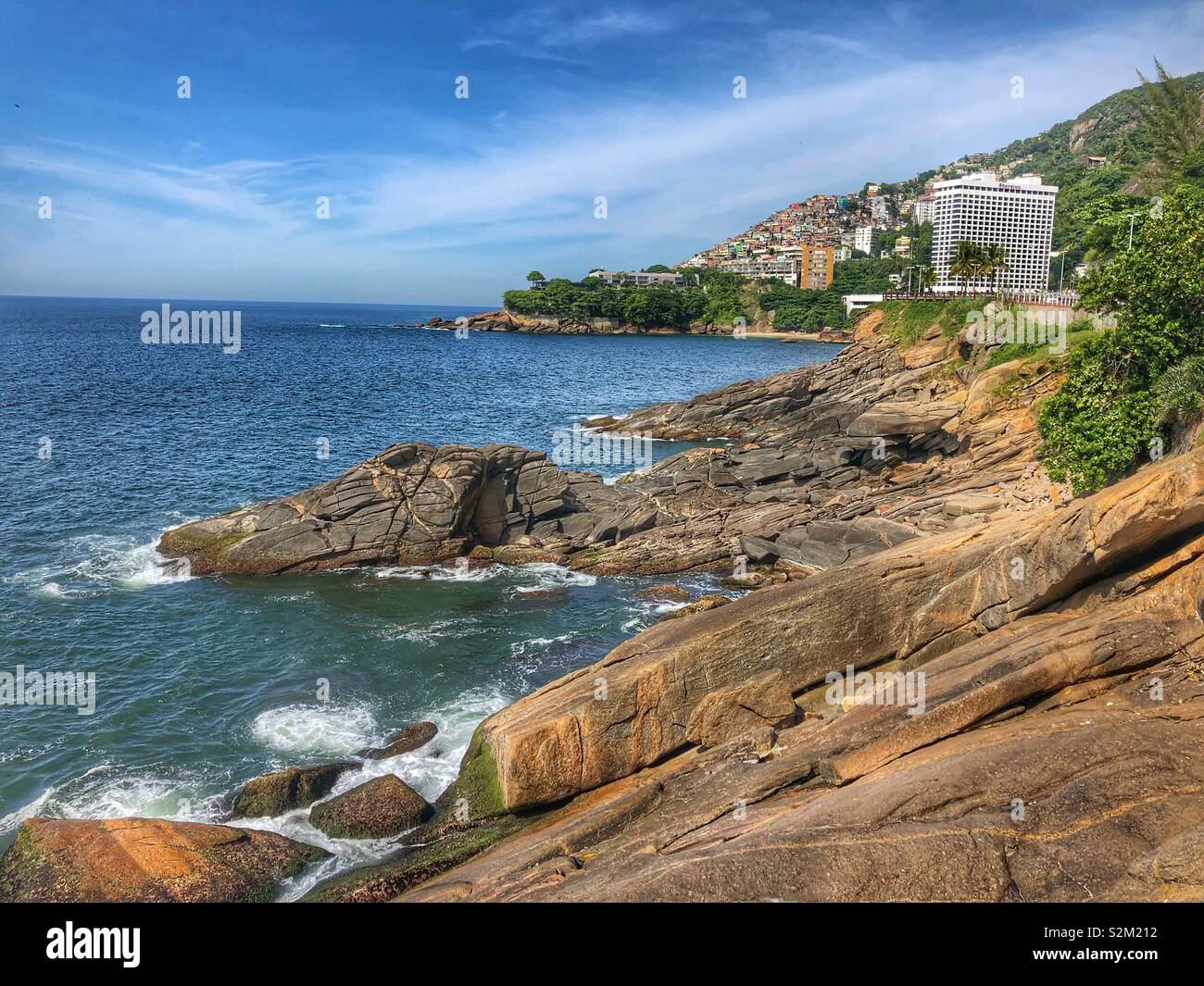 La côte sauvage de la plage de Leblon, Rio de Janeiro, Brésil. Banque D'Images