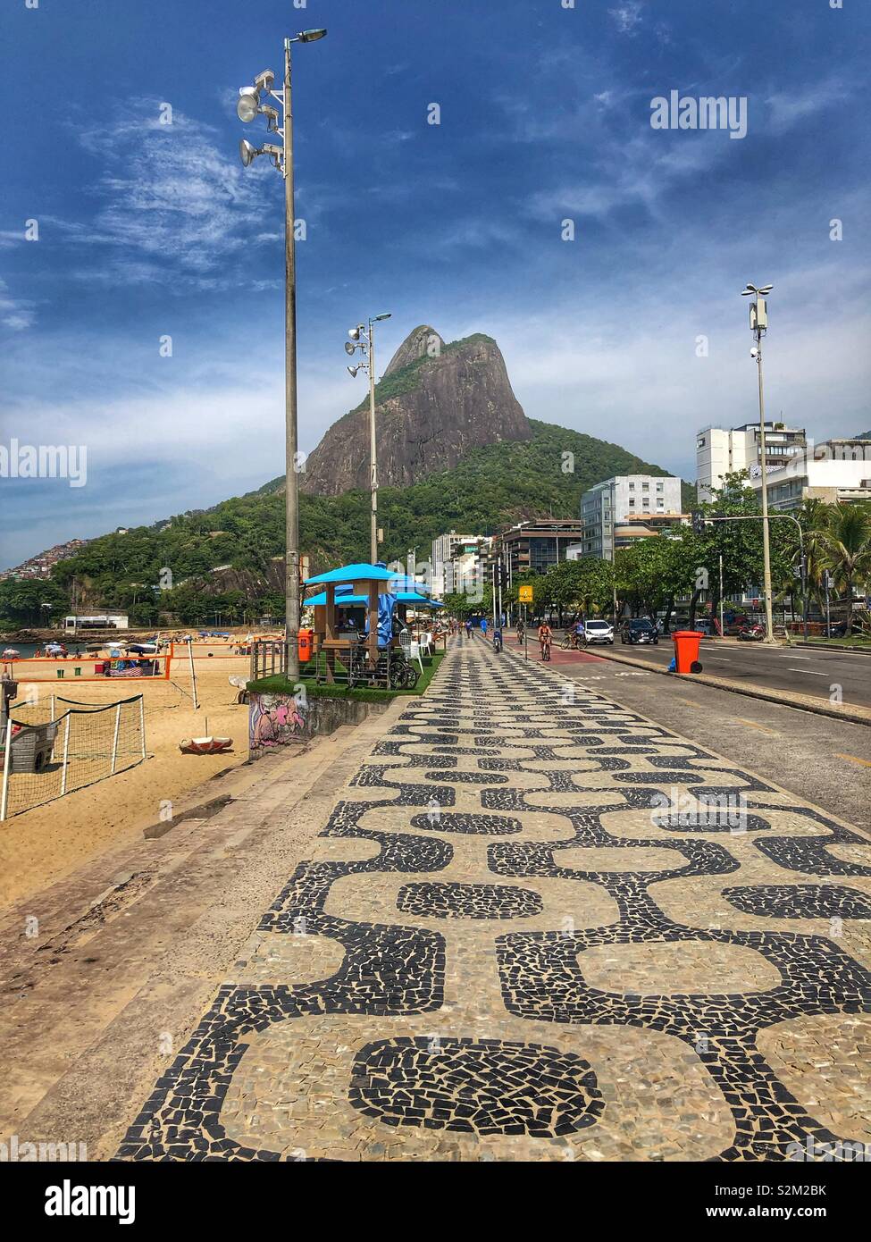 Vue imprenable sur la célèbre promenade de la plage de la mosaïque vers le sommet de la montagne à Copacabana, Rio de Janeiro, Brésil. Banque D'Images