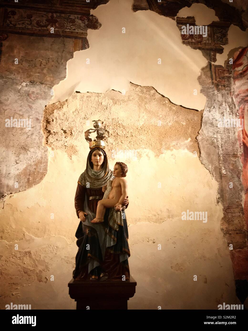 Une image de la Vierge Marie portant l'Enfant Jésus s'affiche dans l'église de Vila Ruiva, Cuba, Portugal Banque D'Images