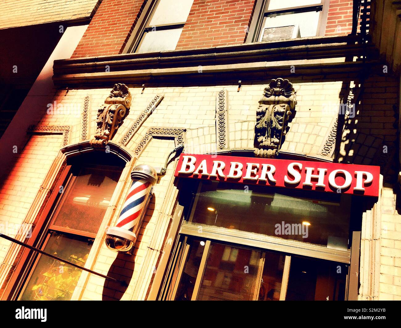 Barber shop store front et enseigne de barbier à rayures,NYC,USA Banque D'Images