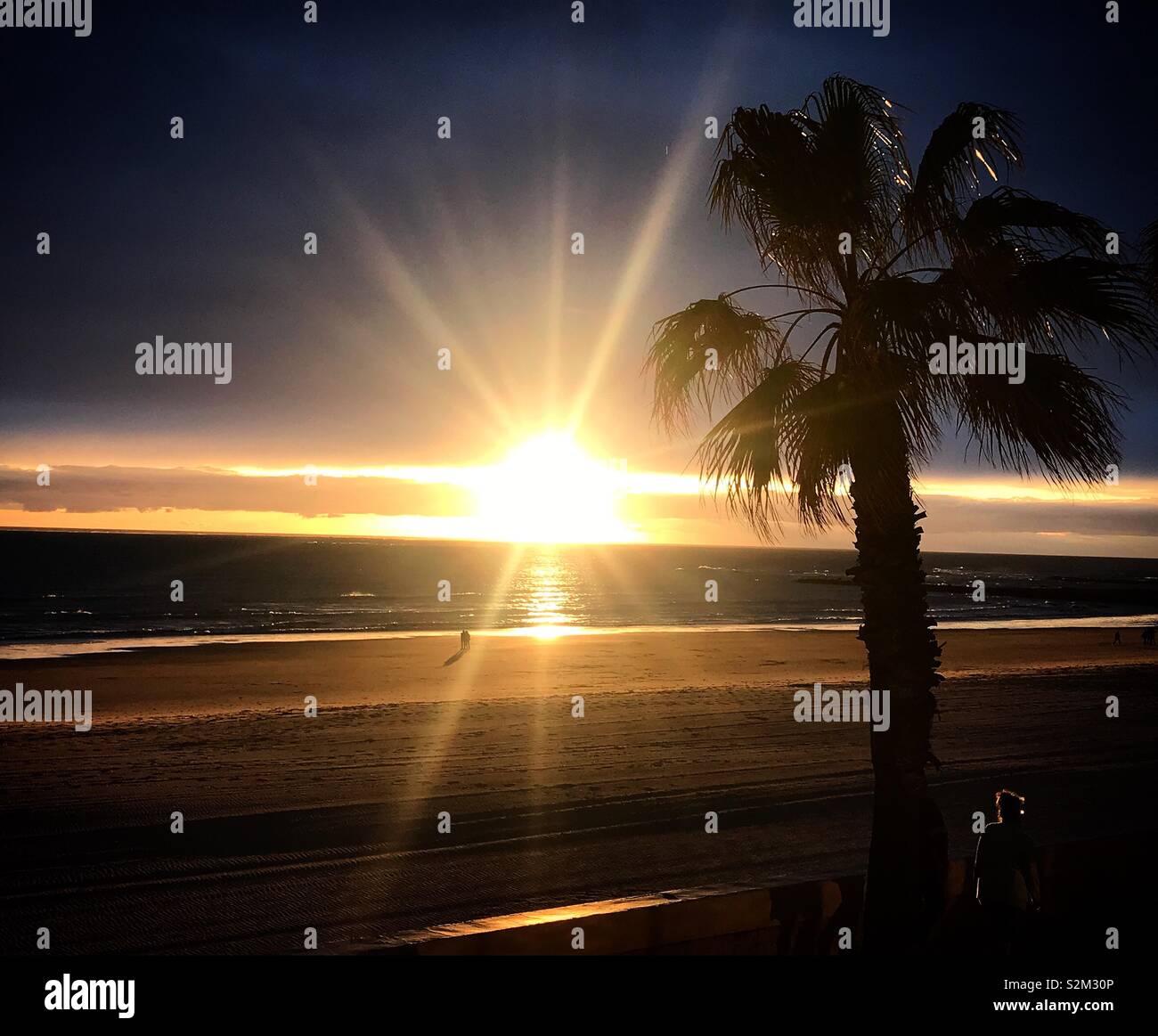 Coucher du soleil dans la côte de l'océan Atlantique à Chipiona, Cadiz, Andalousie, espagne. Banque D'Images
