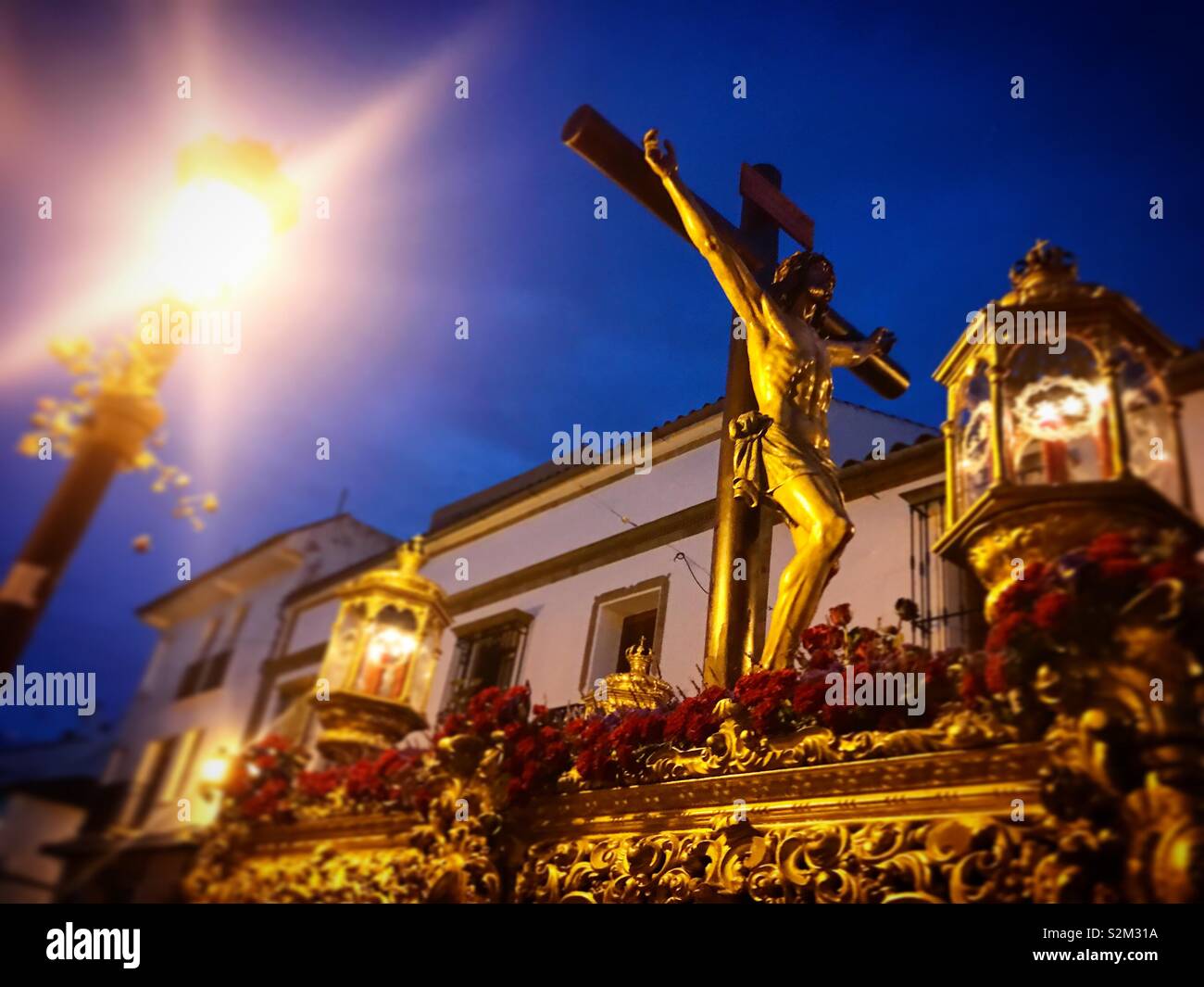 Une image de Jésus Christ crucifié pendant la Semana Santa en Prado del Rey, La Sierra de Cadiz, Andalousie, Espagne Banque D'Images