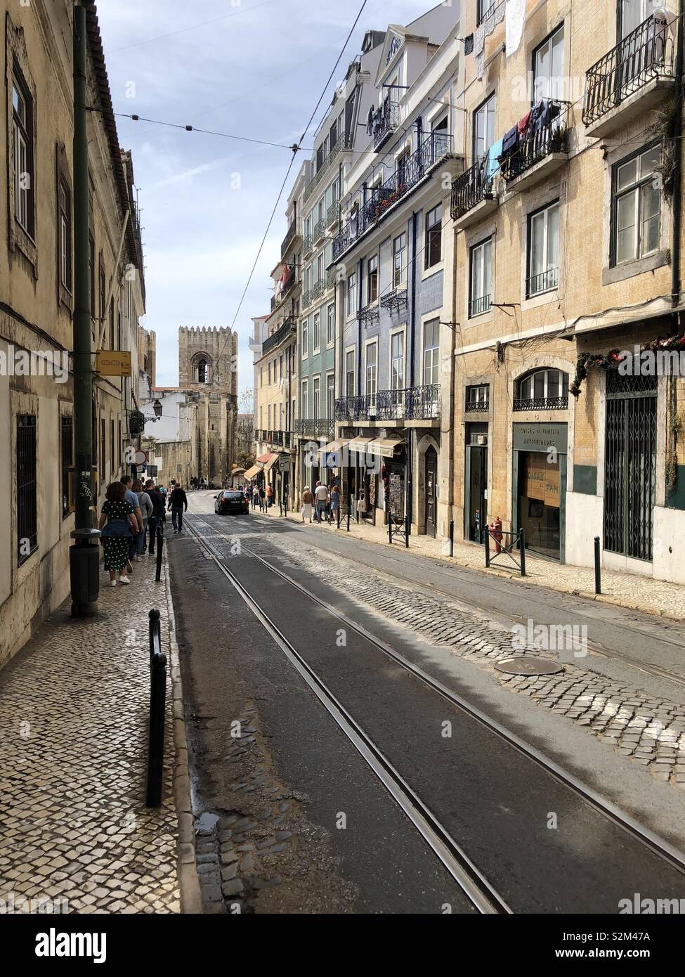 Rue menant vers la cathédrale de Lisbonne - Image de stock capturée avec un smartphone