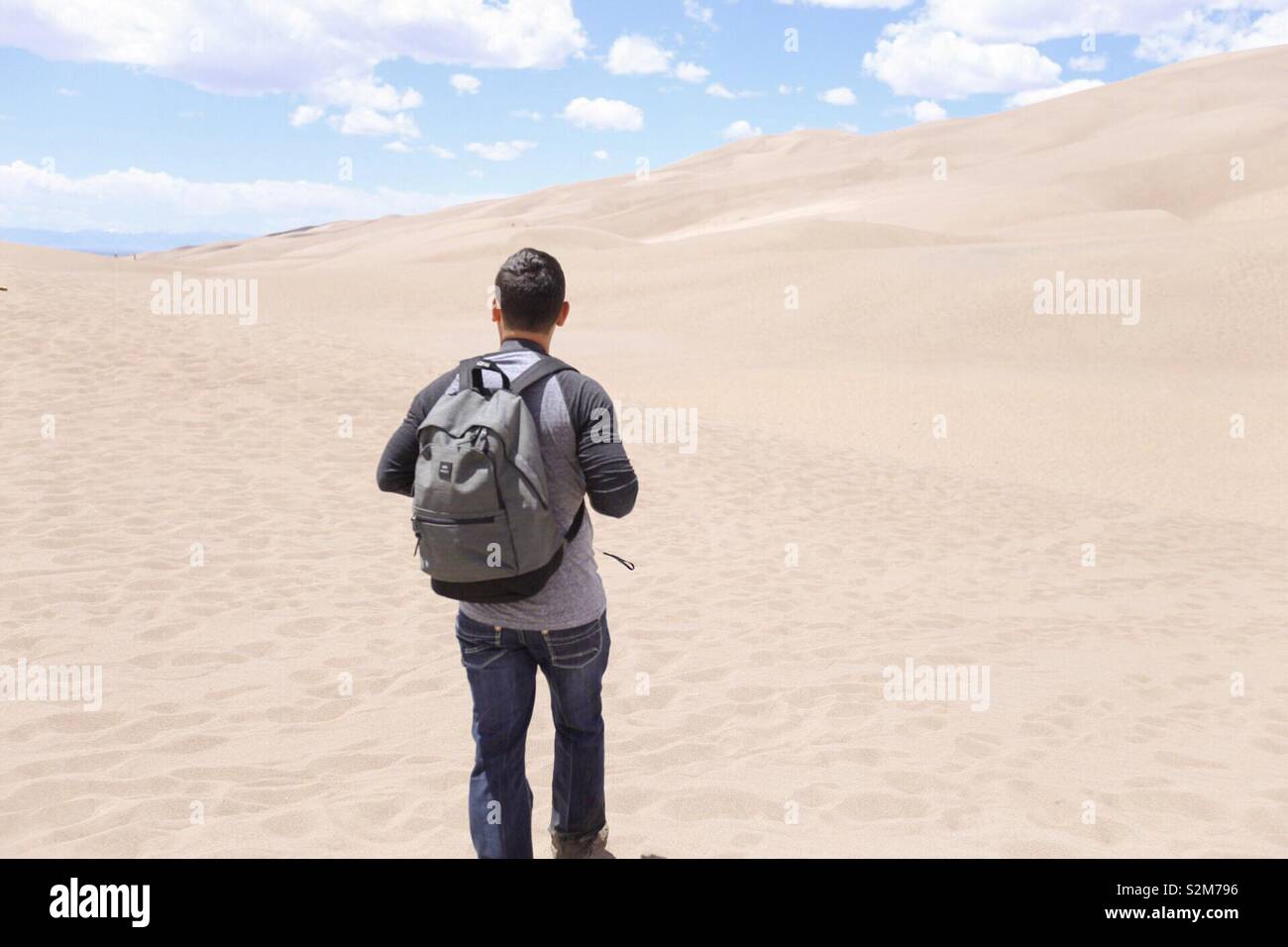 Un homme voyageant seul Banque D'Images