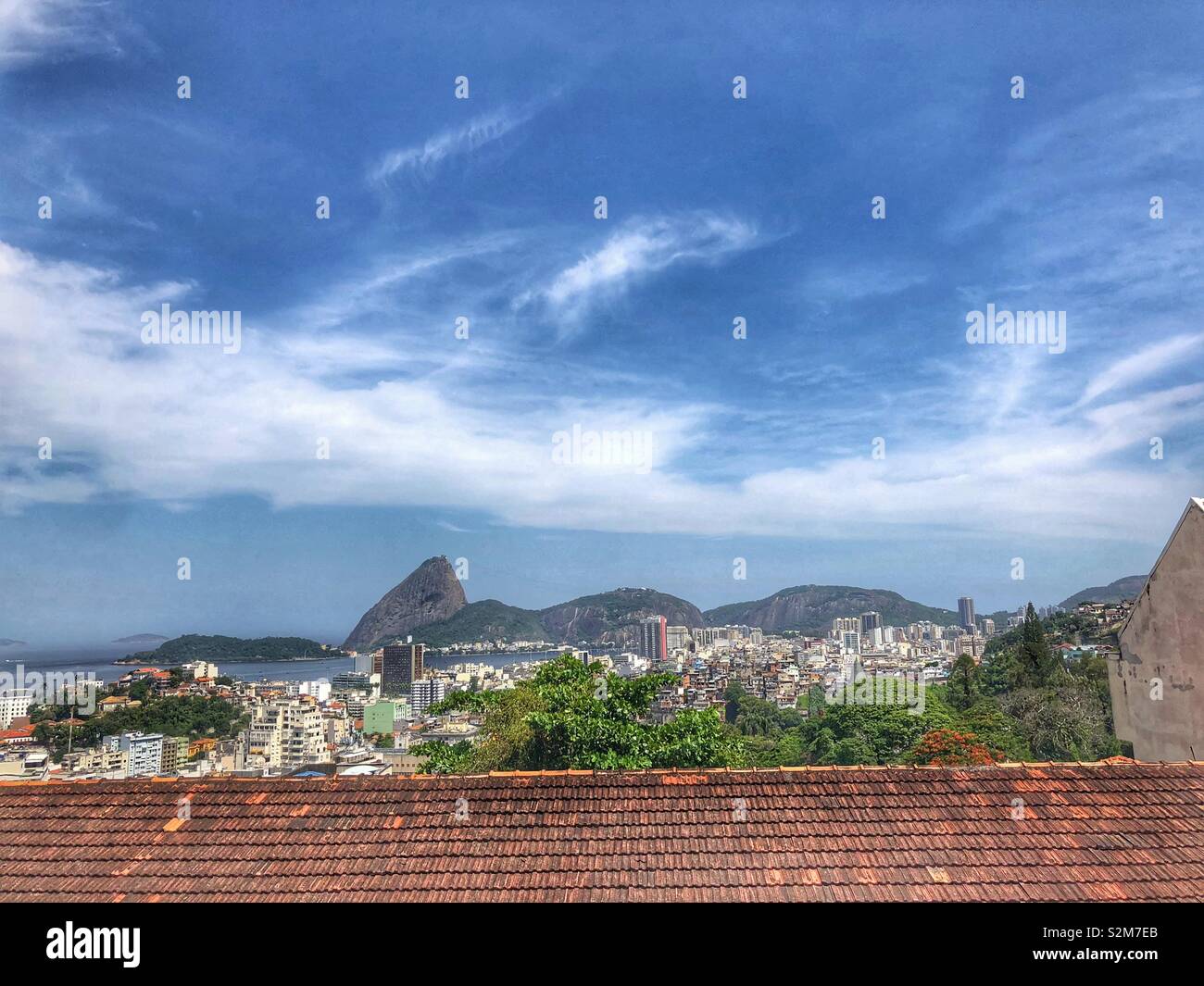 Une vue de Sugarloaf Mountain de Santa Teresa, un quartier de Rio de Janeiro, Brésil. Banque D'Images